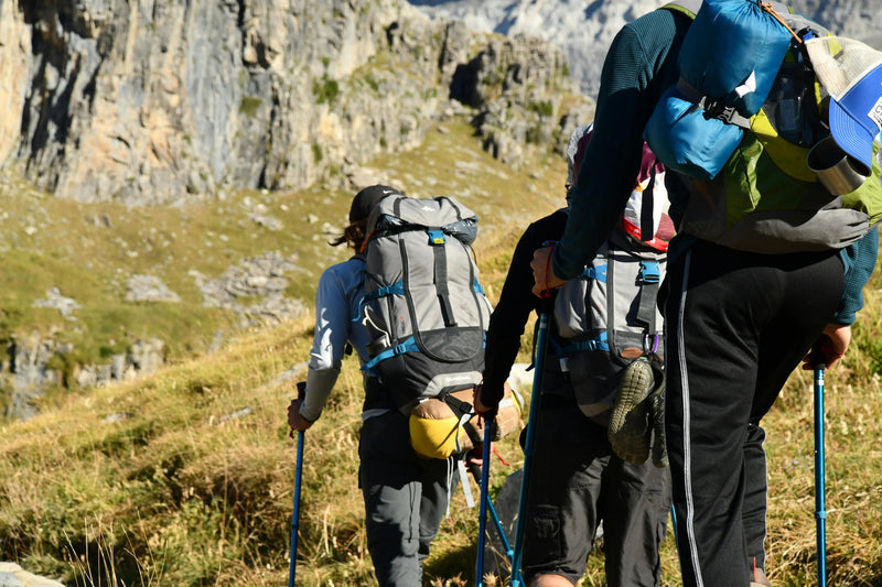 Bâtons de randonnée pliables et réglables pour marcher avec plus de stabilité